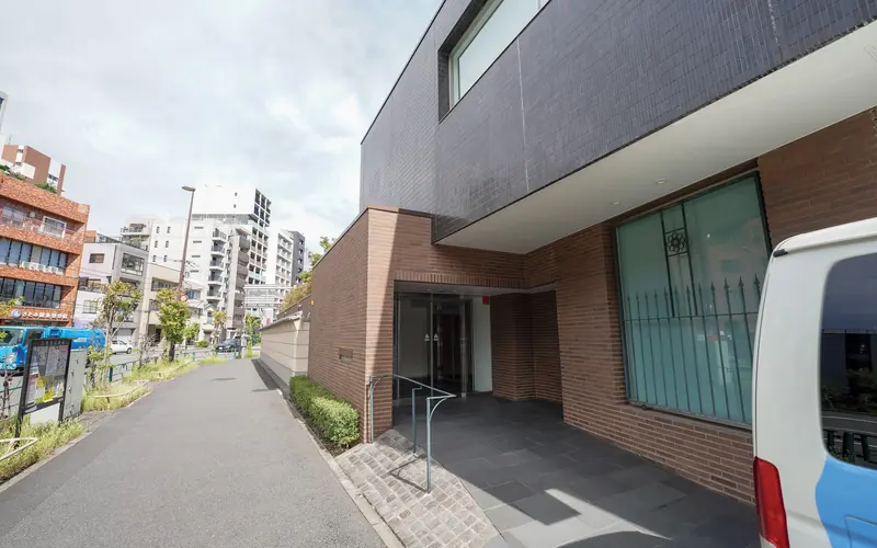 心行寺双葉ホールの入口へ続く歩道