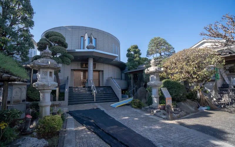 真珠院 月かげ会館の本堂外観（左より）