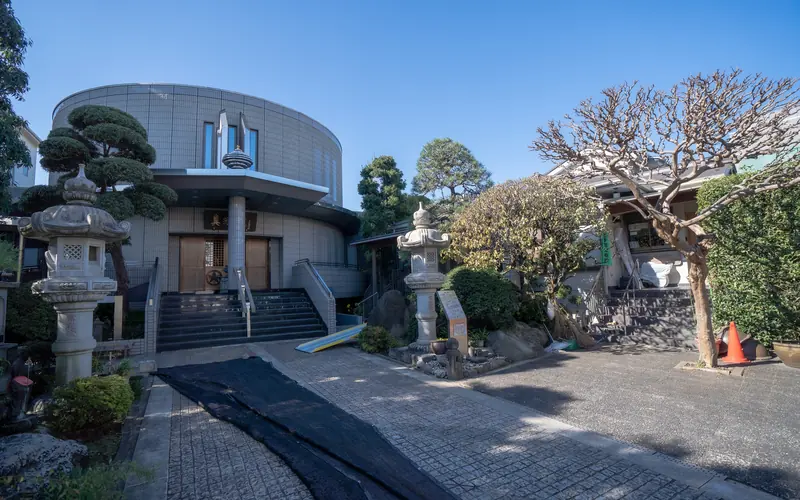 真珠院 月かげ会館の本堂外観（右より）