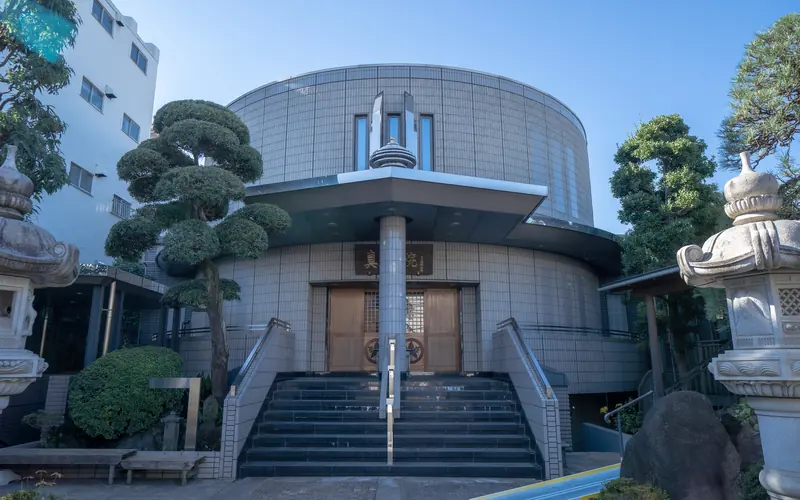 真珠院 月かげ会館の本堂入口と階段