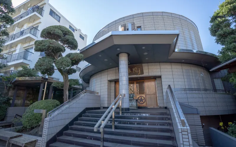 真珠院 月かげ会館の本堂入口（近景）