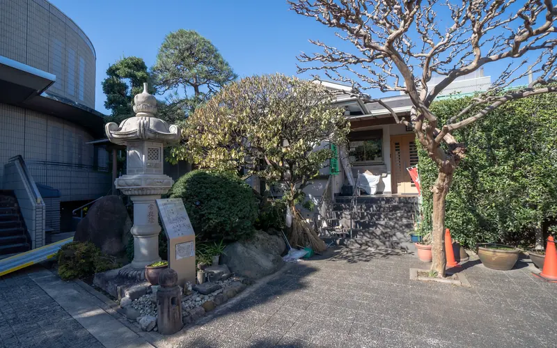 真珠院 月かげ会館の境内の庭と石灯籠