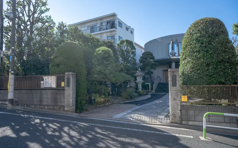 真珠院 月かげ会館の門前の道路と入口
