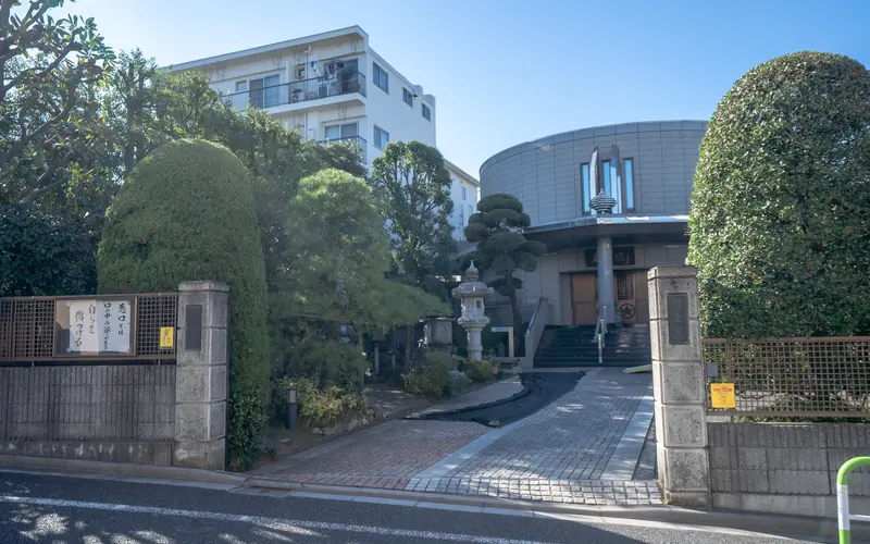 真珠院 月かげ会館の門と参道の入口