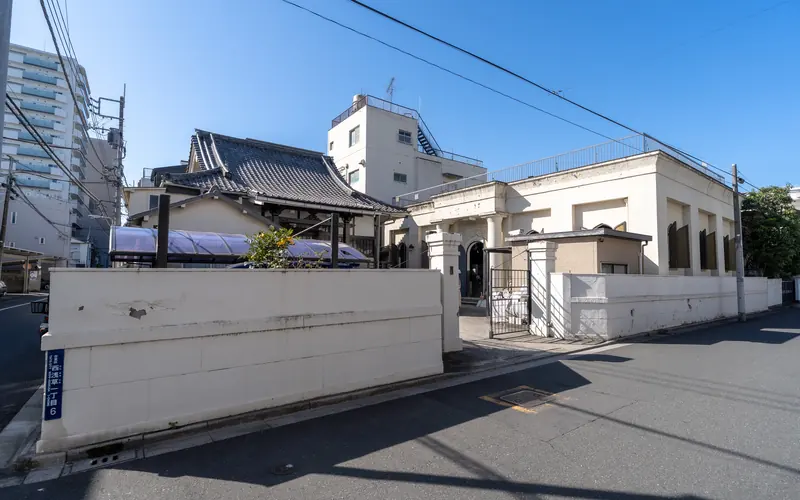 眞福寺の建物の外観(塀沿い)