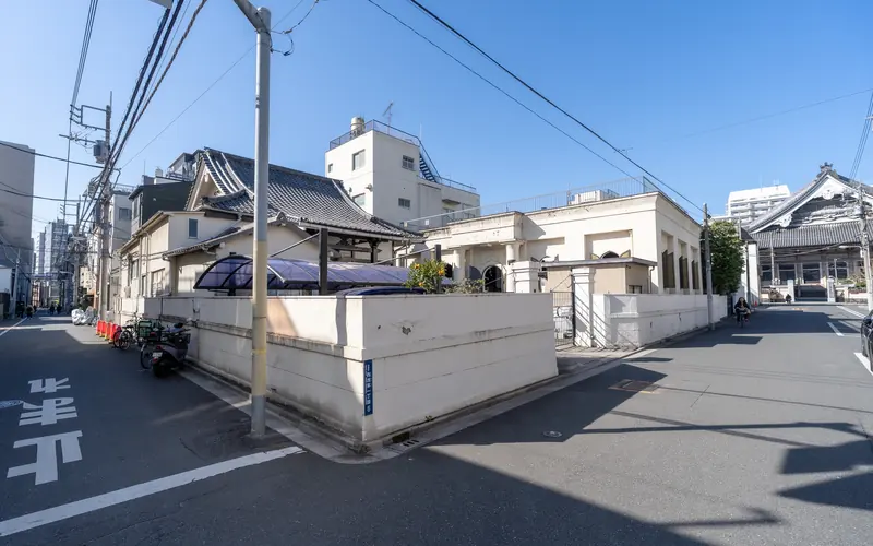 眞福寺の建物の外観(道路角から)