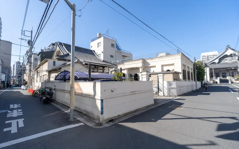 眞福寺の建物の外観(道路角から)