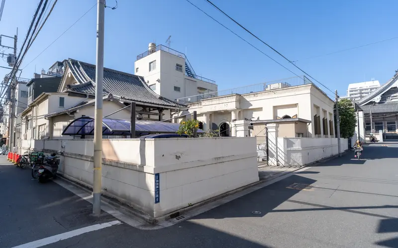 眞福寺の建物の外観(電柱の脇)