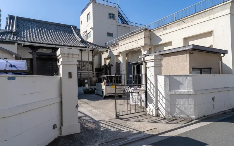 眞福寺の門と境内の入口