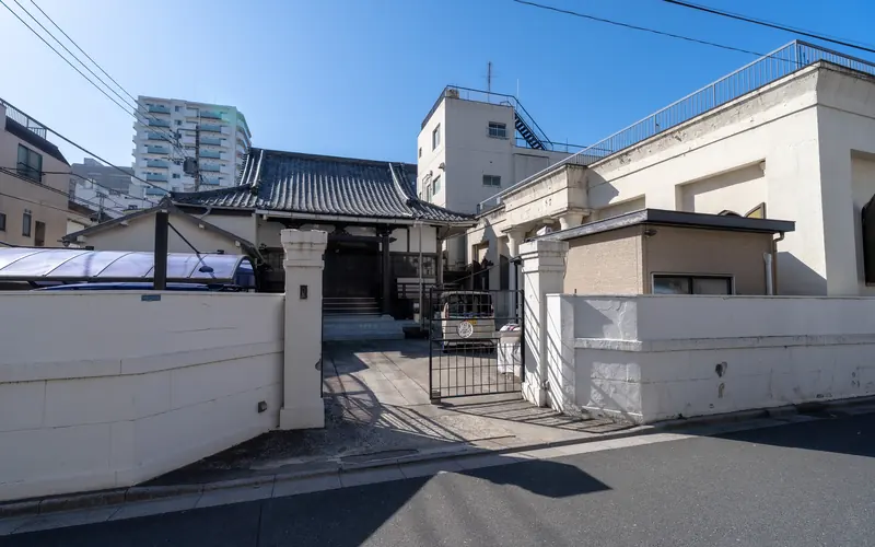 眞福寺の門と塀(道路側)