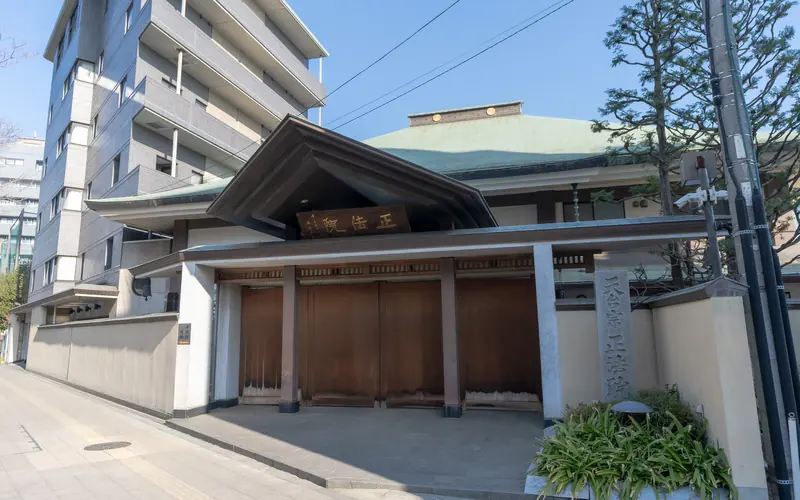正法院の山門と通り(右寄り)