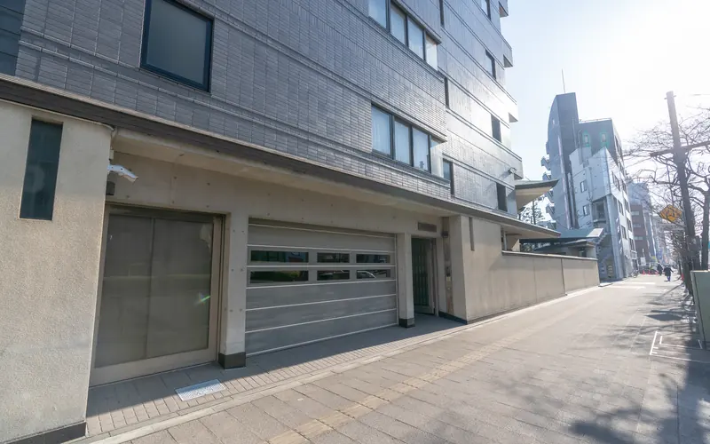 正法院の建物の外観(歩道から)