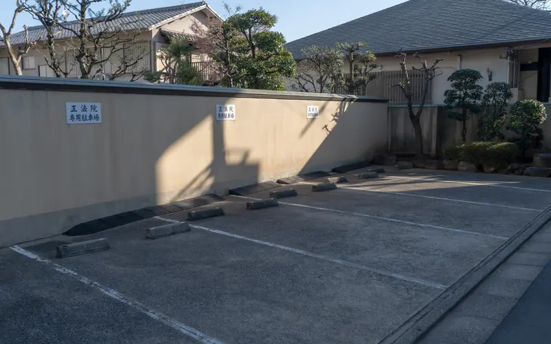 正法院の駐車場(壁サイン側)