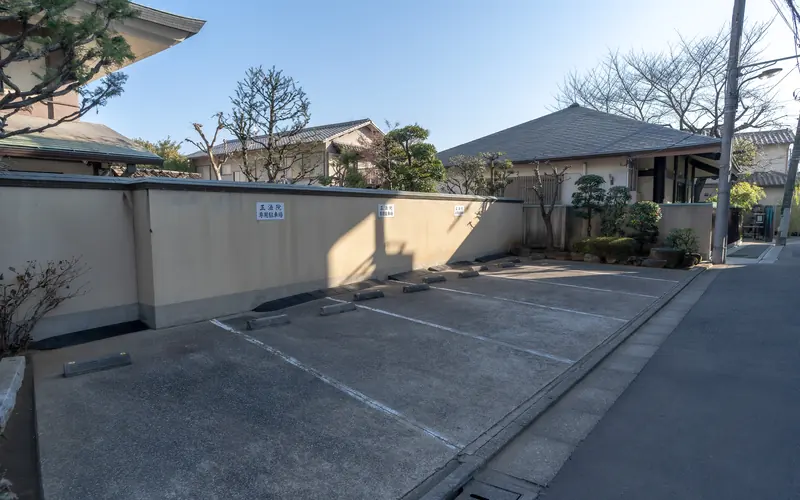 正法院の駐車場（道路側から）