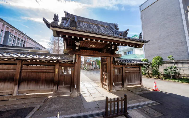 正覚寺 実相会館/たちばな会館の山門(外から)
