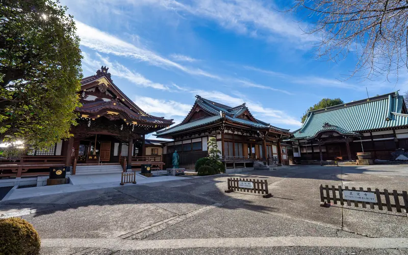 正覚寺 実相会館/たちばな会館の境内の全景(別角度)