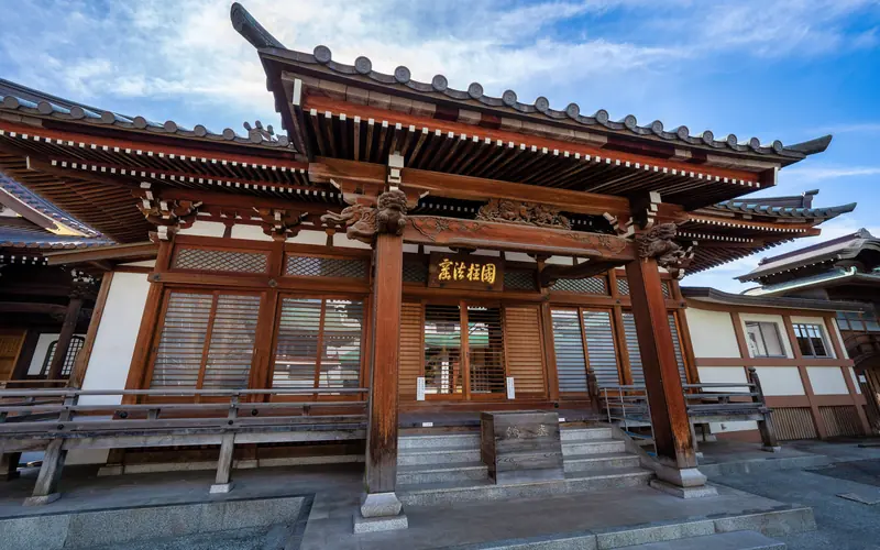 正覚寺 実相会館/たちばな会館の境内の堂宇(正面)