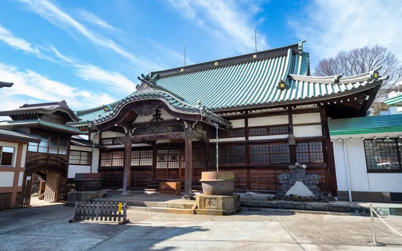 正覚寺 実相会館／たちばな会館の境内の建物と水鉢