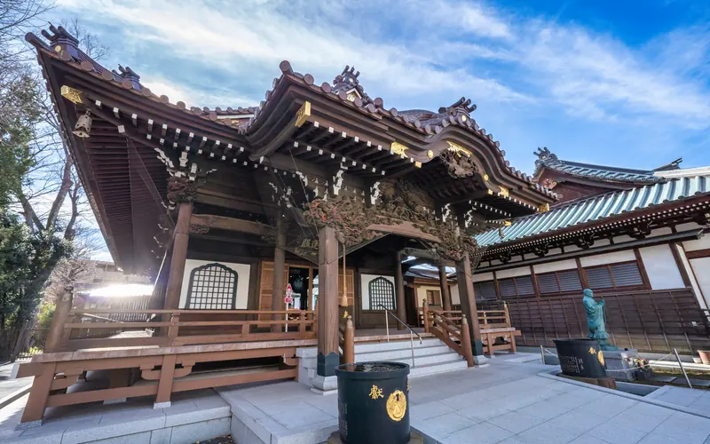 正覚寺 実相会館／たちばな会館の本堂（右斜めから）