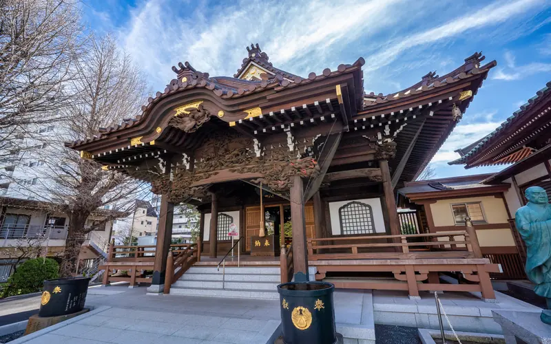 正覚寺 実相会館／たちばな会館の本堂（左斜め・引き）