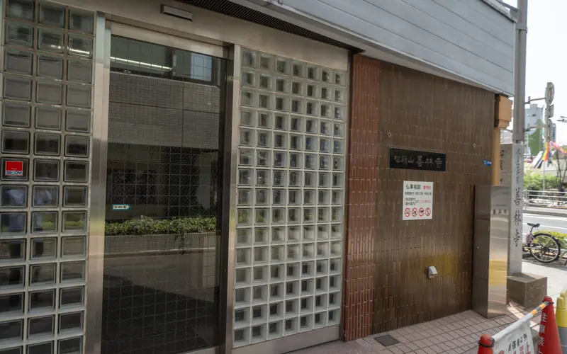 善林寺の入口の自動ドア