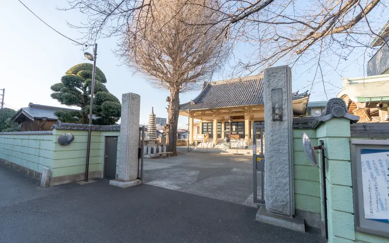 正蔵院会館の門と本堂(道路側)