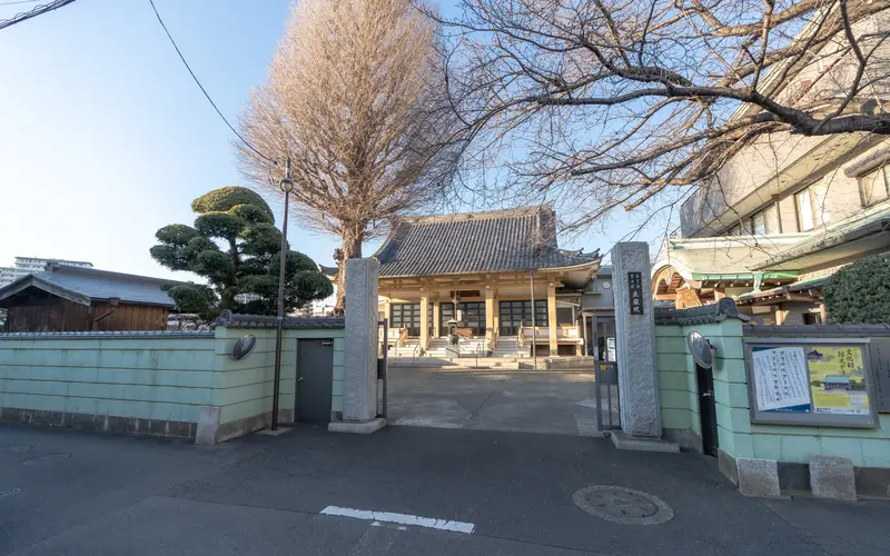 正蔵院会館の門と掲示板(道路側)
