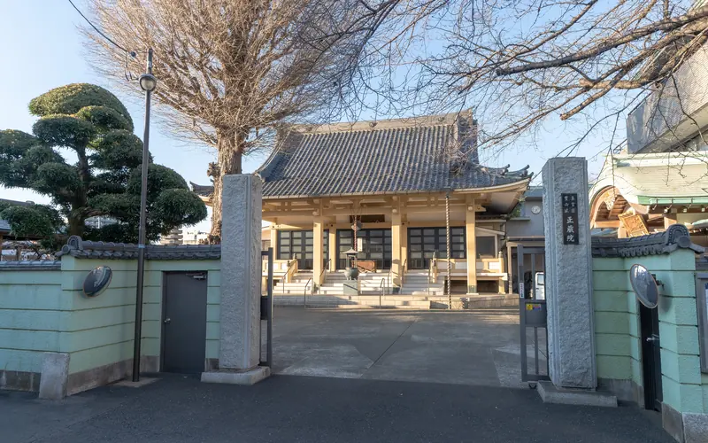 正蔵院会館の門柱と本堂(道路側)