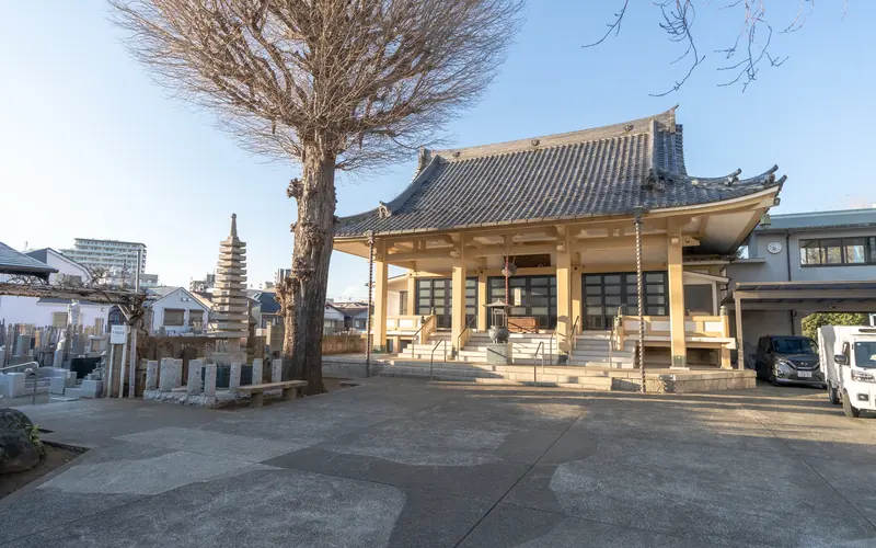 正蔵院会館の本堂と境内(正面)