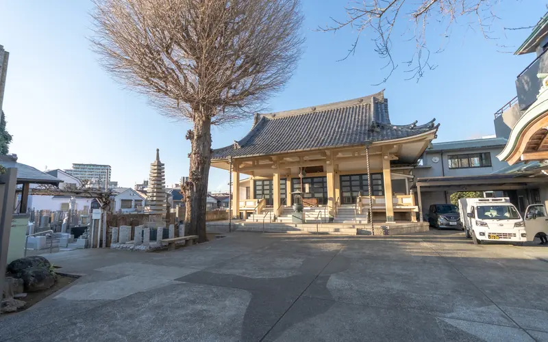 正蔵院会館の本堂と境内(右寄り)