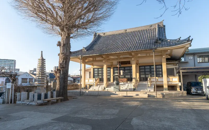 正蔵院会館の本堂と境内(左から)