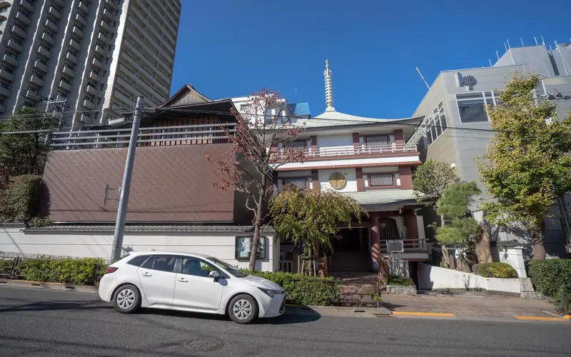 宗慶寺の道路側の外観(寄り)
