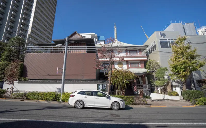 宗慶寺の寺前の道路と外観