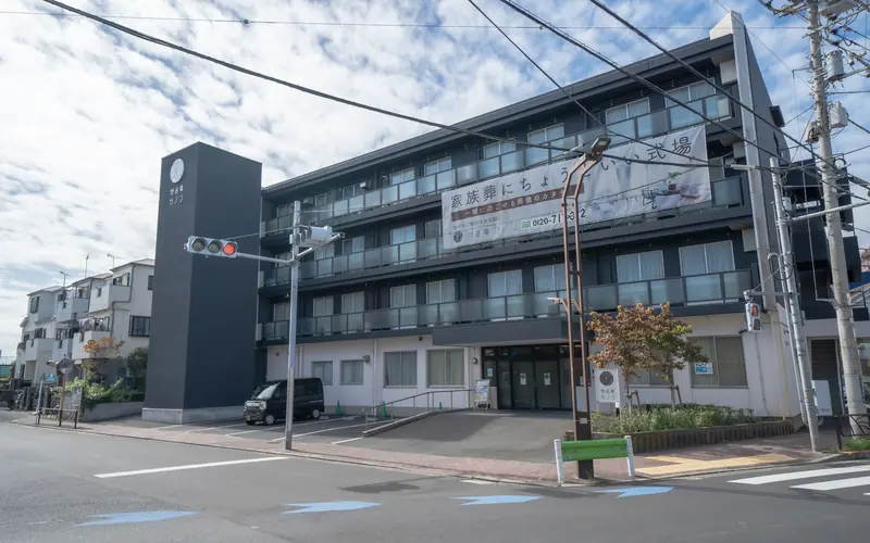 想送庵カノンの建物の外観(交差点側)