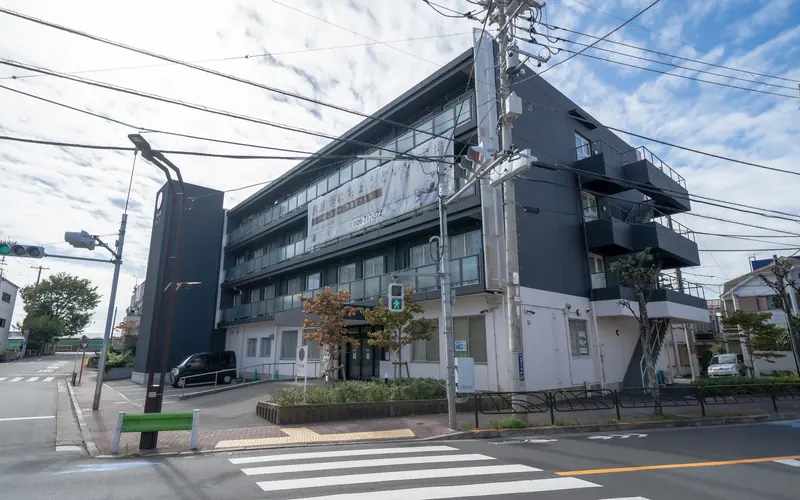 想送庵カノンの建物と横断歩道