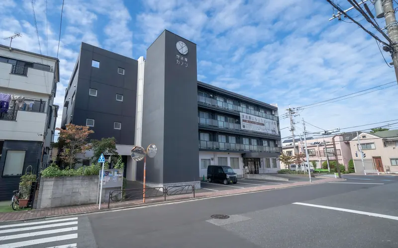 想送庵カノンの建物の外観(左斜め・道路側)