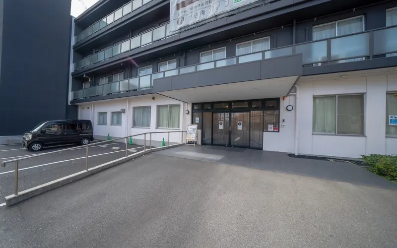 想送庵カノンの入口へのスロープ