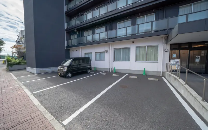 想送庵カノンの駐車場(建物沿い)