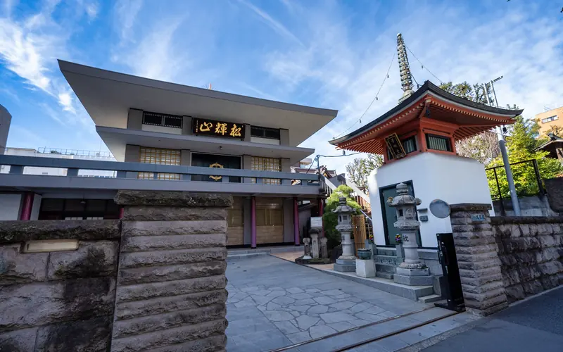 大聖院 瑞峯殿の門柱と参道(遠め)