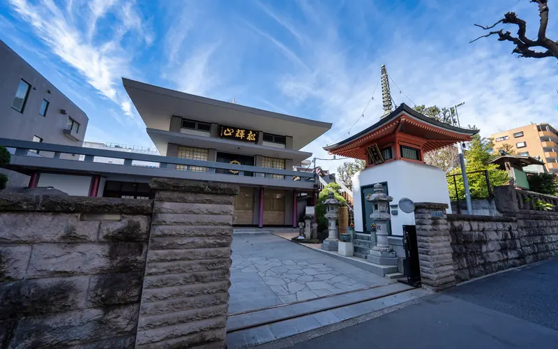 大聖院 瑞峯殿の門柱と参道(左大柱)