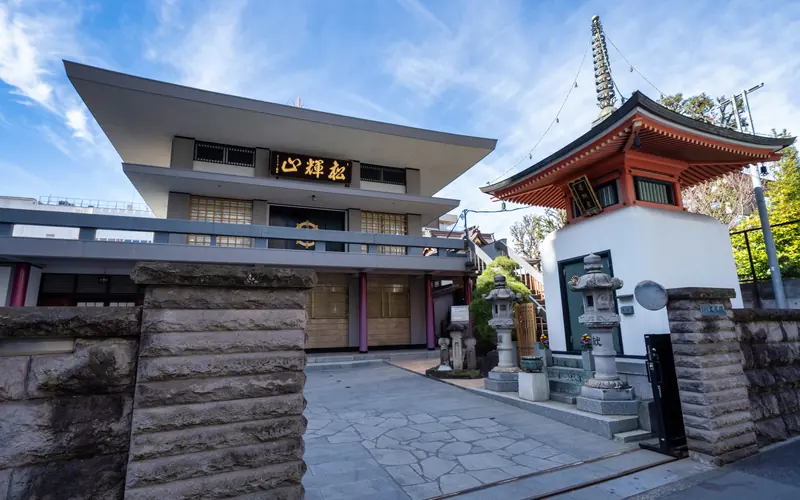 大聖院 瑞峯殿の門柱と参道(近め)