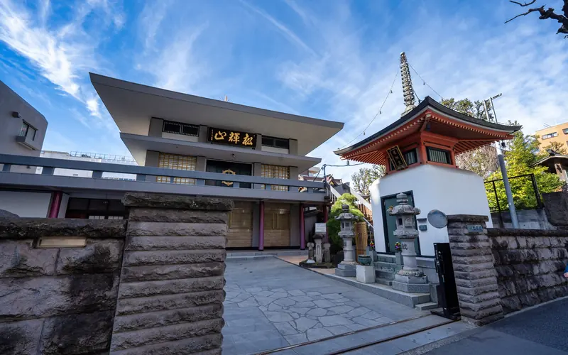 大聖院 瑞峯殿の門柱と参道（石畳広め）