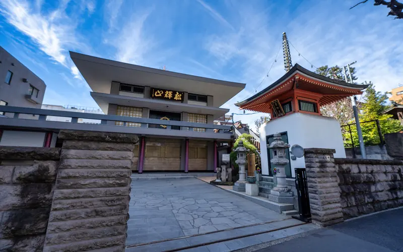 大聖院 瑞峯殿の門柱と参道(低い位置)