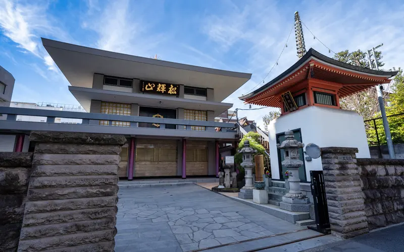 大聖院 瑞峯殿の門柱と参道（正面寄り）