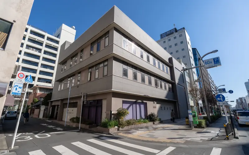徳雲会館の交差点から見た外観