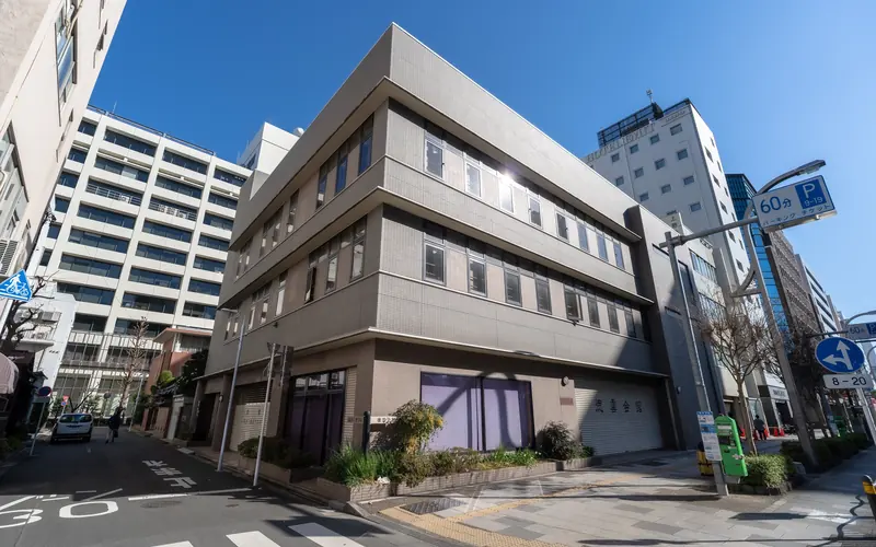 徳雲会館の外観(角から・遠景)