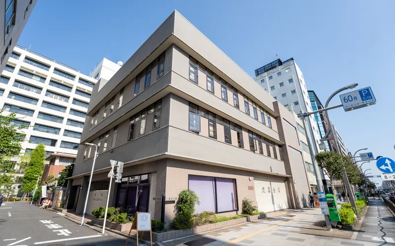 徳雲会館の建物の外観（角から）