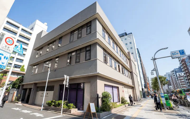 徳雲会館の建物の外観(歩道から)