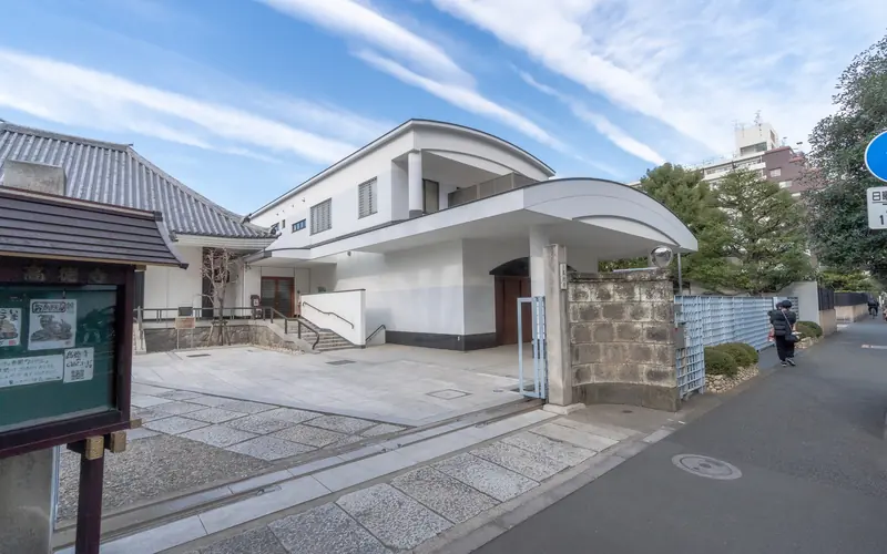 高徳寺 新井白石記念ホールの建物の外観(角から)