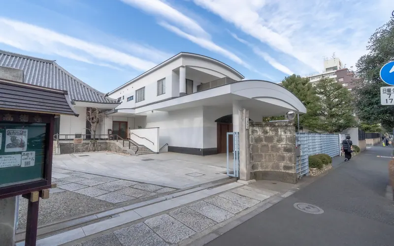 高徳寺 新井白石記念ホールの外観（道路寄りから）